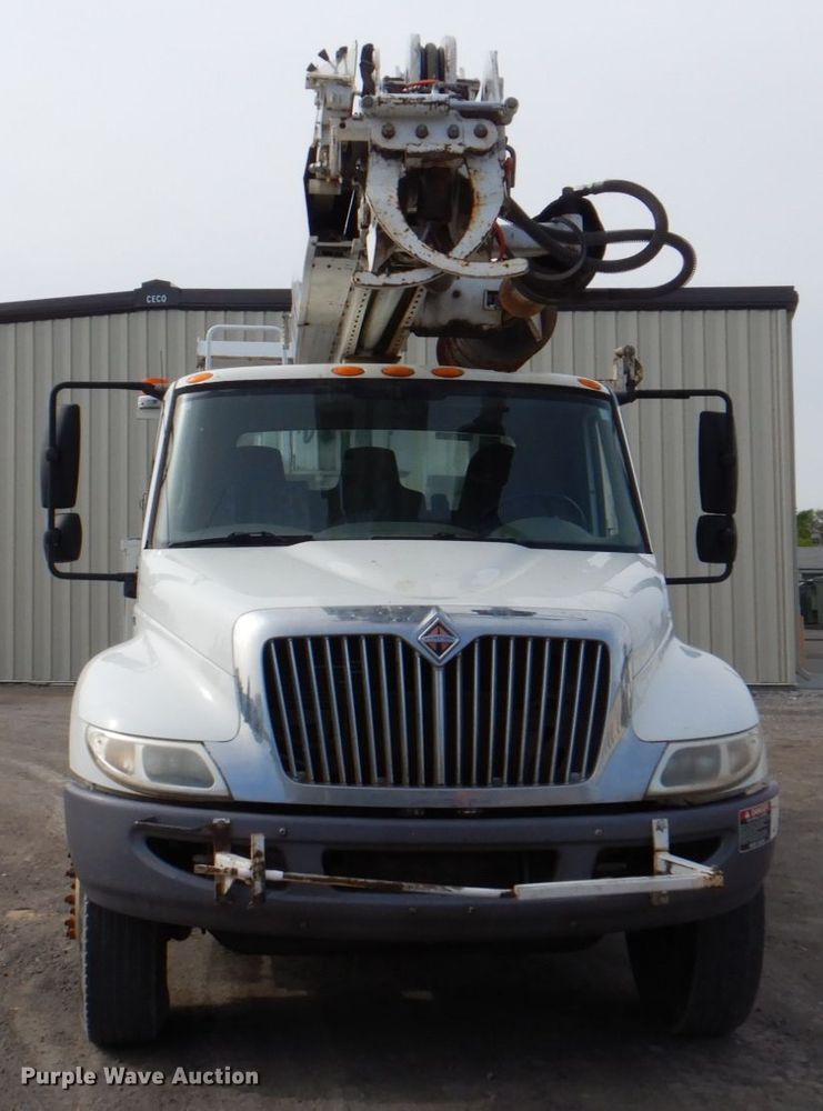 image for item IQ9466 2009 International DuraStar 4300  digger derrick truck