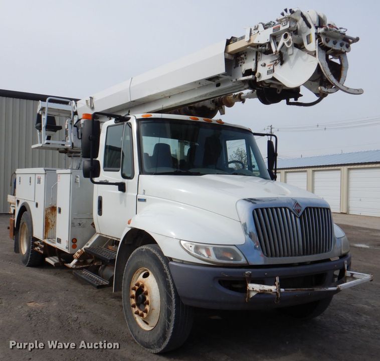 image for item IQ9466 2009 International DuraStar 4300  digger derrick truck