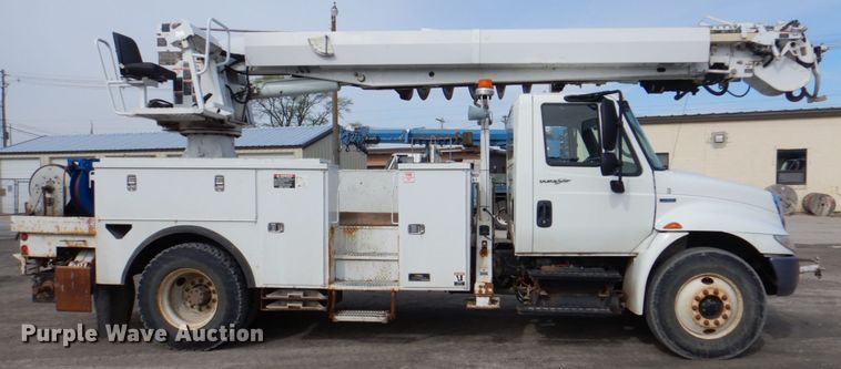 image for item IQ9466 2009 International DuraStar 4300  digger derrick truck