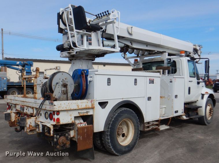 image for item IQ9466 2009 International DuraStar 4300  digger derrick truck