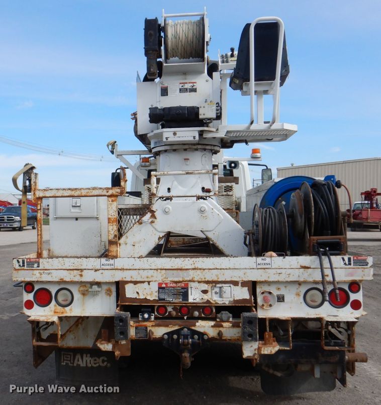 image for item IQ9466 2009 International DuraStar 4300  digger derrick truck