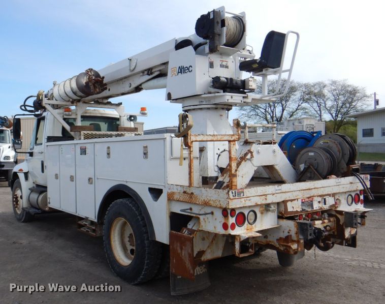 image for item IQ9466 2009 International DuraStar 4300  digger derrick truck