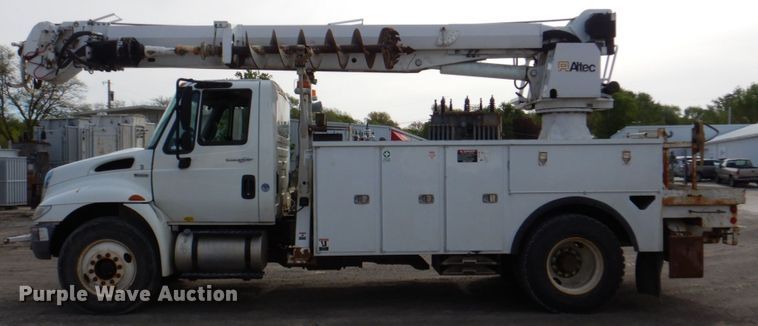 image for item IQ9466 2009 International DuraStar 4300  digger derrick truck
