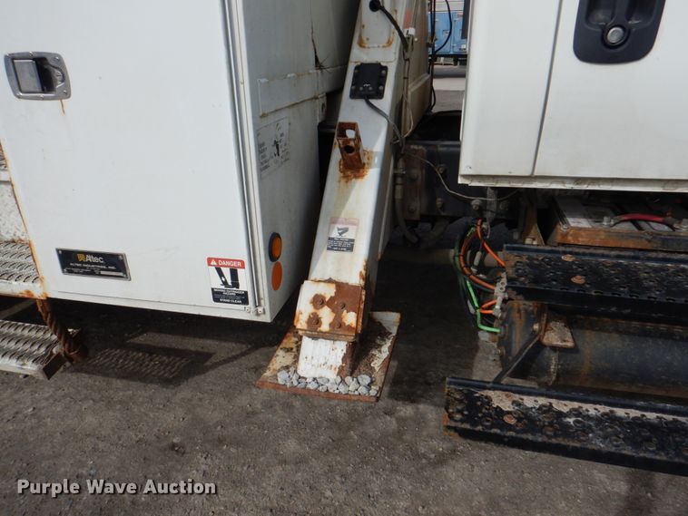 image for item IQ9466 2009 International DuraStar 4300  digger derrick truck