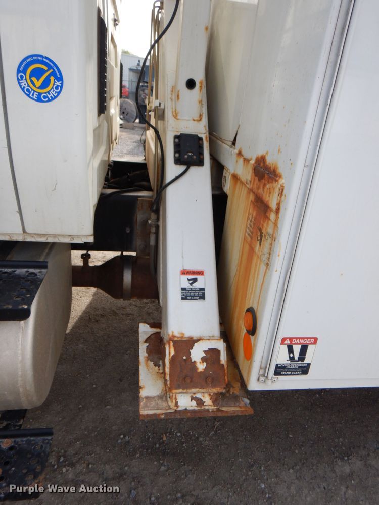 image for item IQ9466 2009 International DuraStar 4300  digger derrick truck