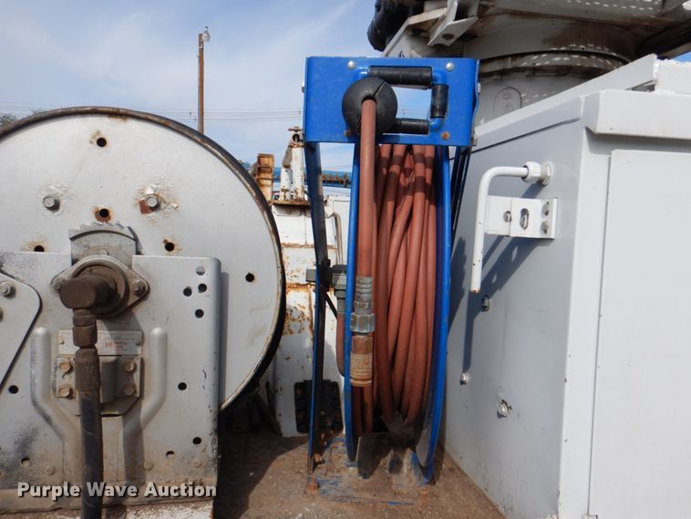 image for item IQ9466 2009 International DuraStar 4300  digger derrick truck