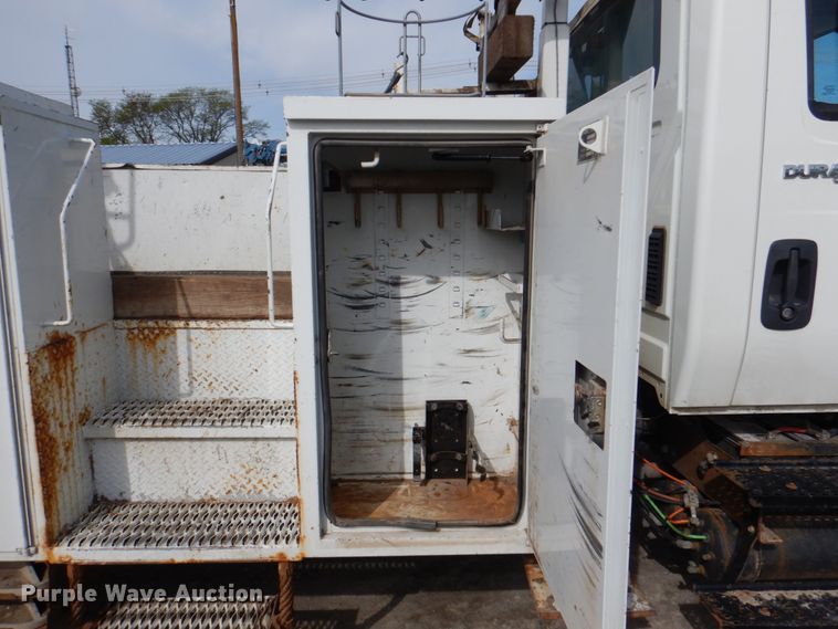 image for item IQ9466 2009 International DuraStar 4300  digger derrick truck