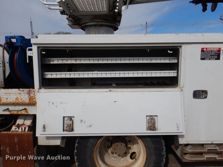 image for item IQ9466 2009 International DuraStar 4300  digger derrick truck