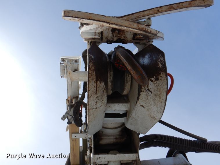 image for item IQ9466 2009 International DuraStar 4300  digger derrick truck