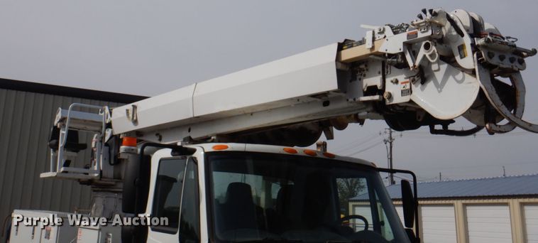 image for item IQ9466 2009 International DuraStar 4300  digger derrick truck