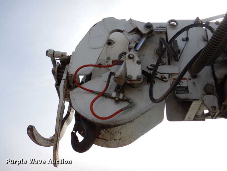 image for item IQ9466 2009 International DuraStar 4300  digger derrick truck