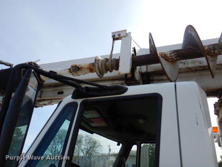 image for item IQ9466 2009 International DuraStar 4300  digger derrick truck