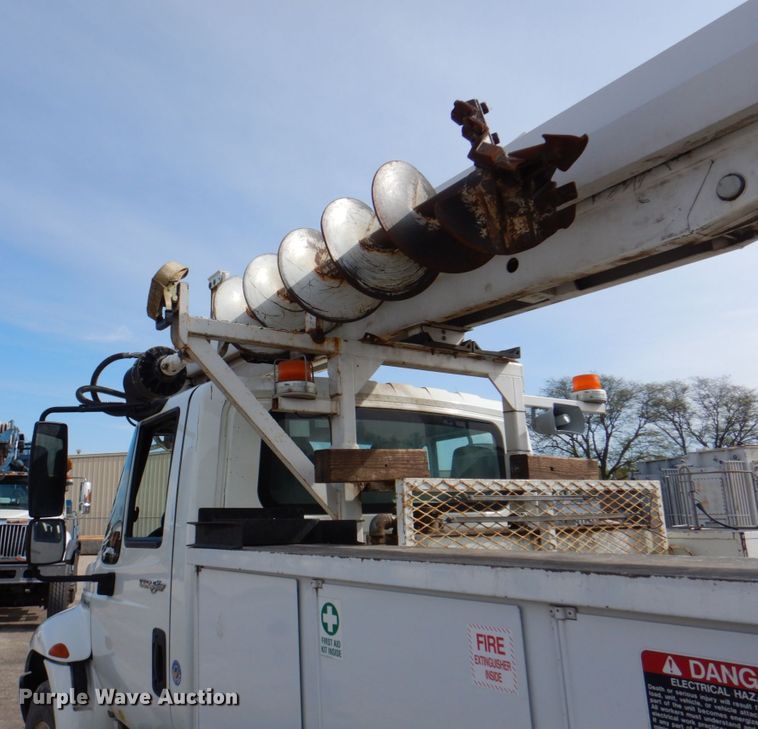 image for item IQ9466 2009 International DuraStar 4300  digger derrick truck