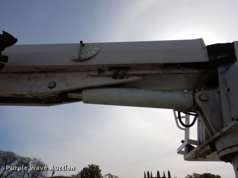 image for item IQ9466 2009 International DuraStar 4300  digger derrick truck