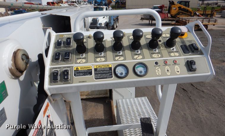 image for item IQ9466 2009 International DuraStar 4300  digger derrick truck