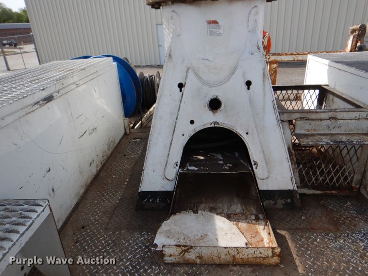 image for item IQ9466 2009 International DuraStar 4300  digger derrick truck