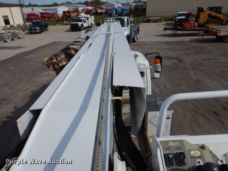 image for item IQ9466 2009 International DuraStar 4300  digger derrick truck