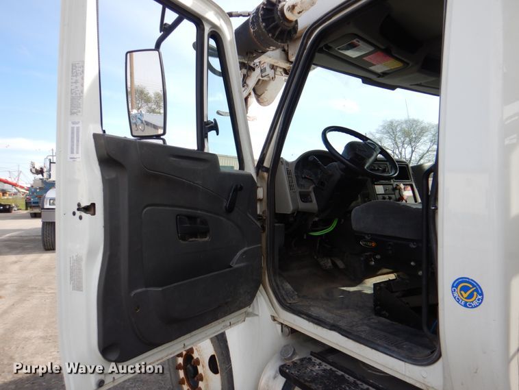 image for item IQ9466 2009 International DuraStar 4300  digger derrick truck