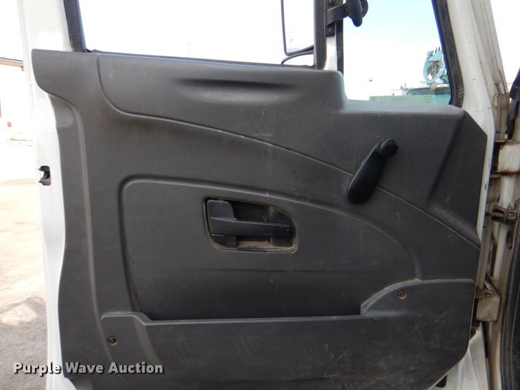 image for item IQ9466 2009 International DuraStar 4300  digger derrick truck