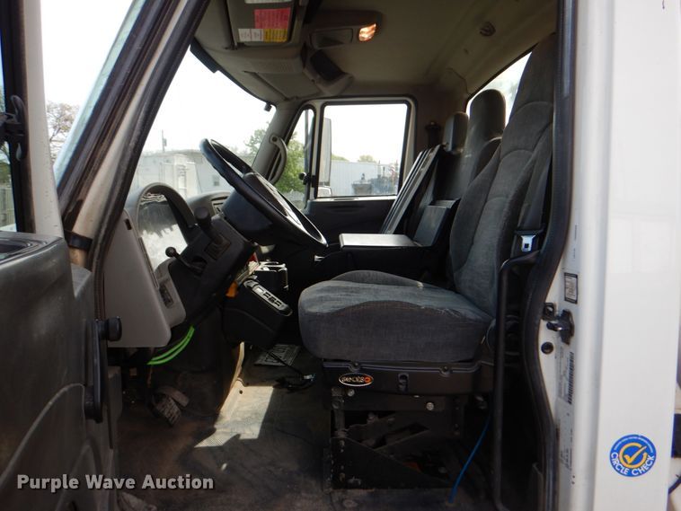 image for item IQ9466 2009 International DuraStar 4300  digger derrick truck