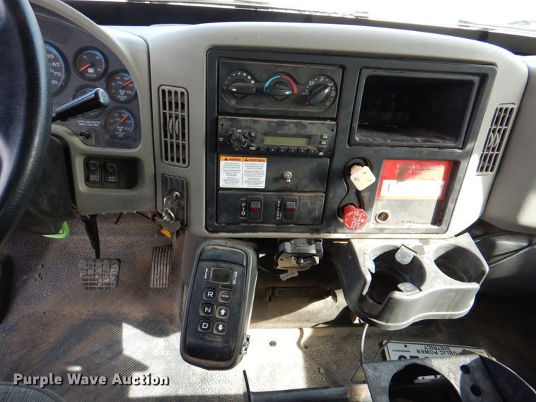 image for item IQ9466 2009 International DuraStar 4300  digger derrick truck