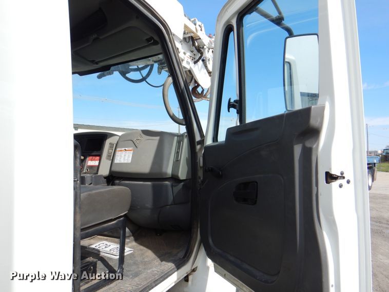 image for item IQ9466 2009 International DuraStar 4300  digger derrick truck