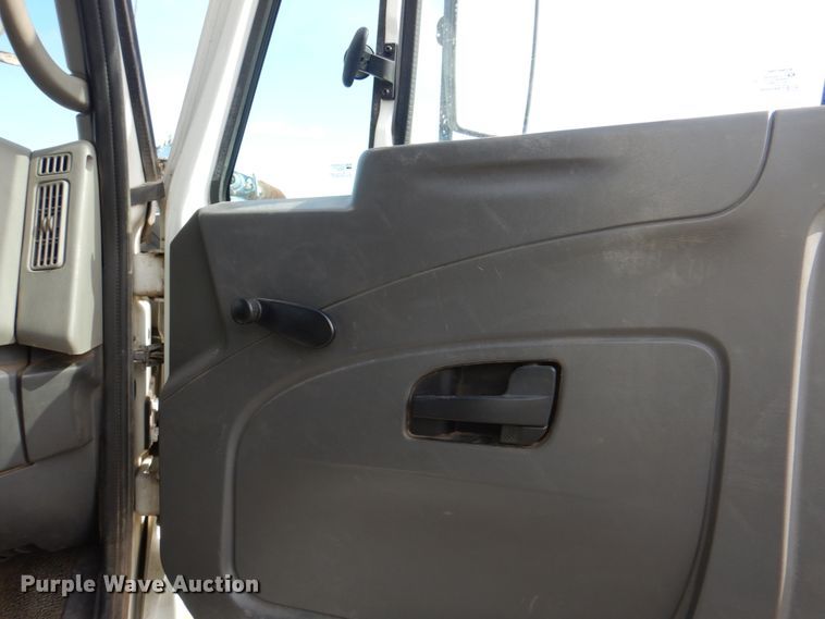 image for item IQ9466 2009 International DuraStar 4300  digger derrick truck