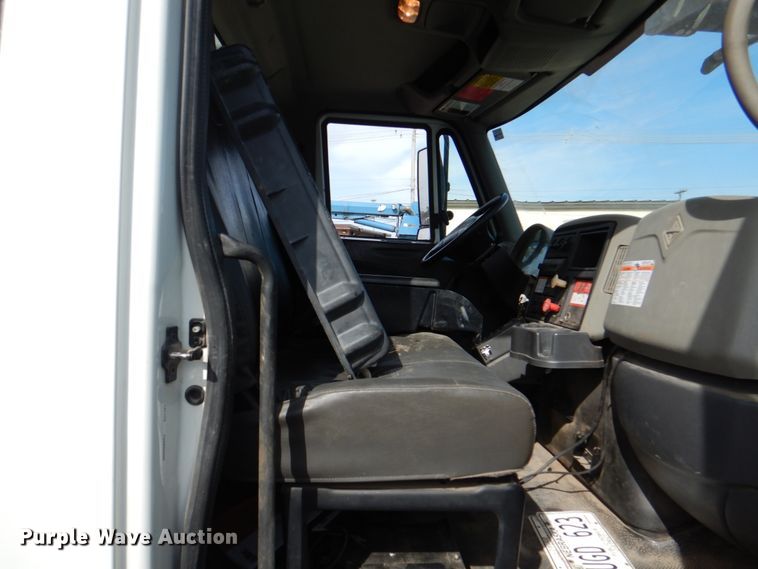 image for item IQ9466 2009 International DuraStar 4300  digger derrick truck