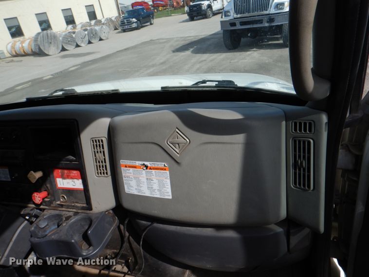 image for item IQ9466 2009 International DuraStar 4300  digger derrick truck