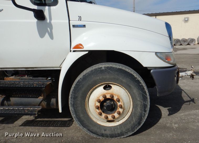 image for item IQ9466 2009 International DuraStar 4300  digger derrick truck