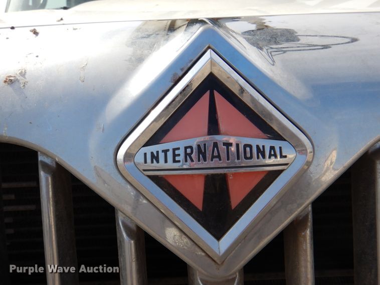 image for item IQ9466 2009 International DuraStar 4300  digger derrick truck