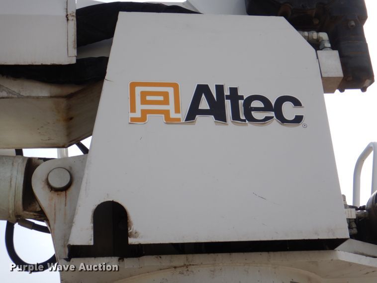 image for item IQ9466 2009 International DuraStar 4300  digger derrick truck