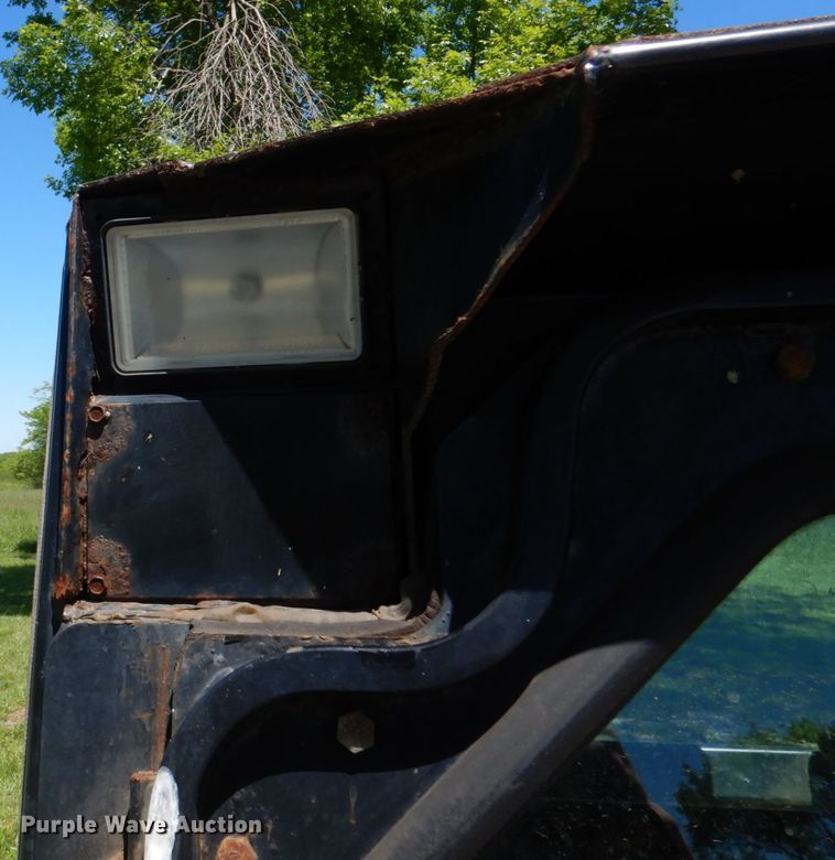 image for item IQ9480 1999 New Holland LX485  skid steer loader