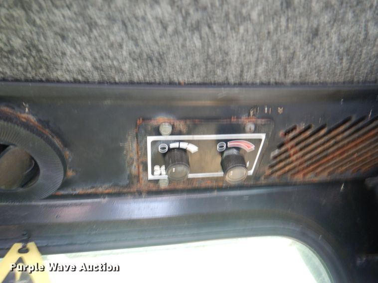 image for item IQ9480 1999 New Holland LX485  skid steer loader