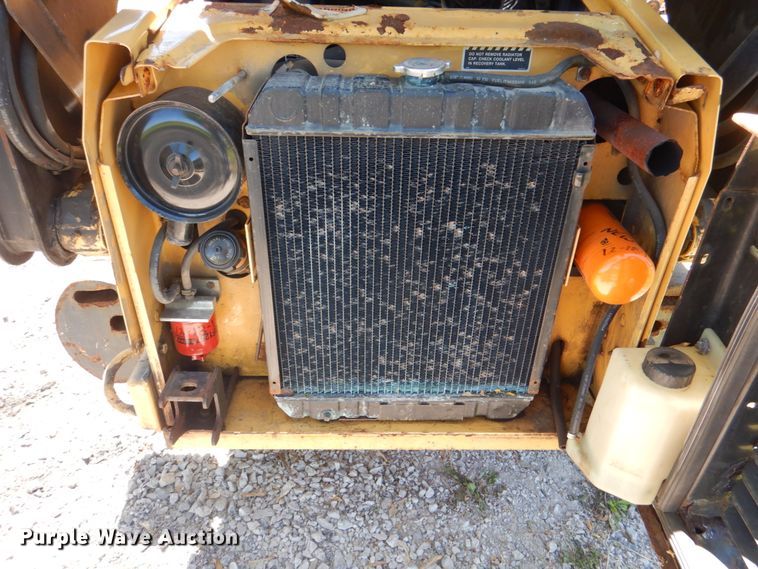 image for item IQ9480 1999 New Holland LX485  skid steer loader