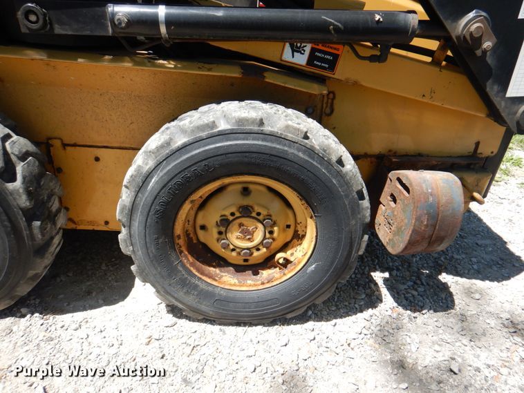 image for item IQ9480 1999 New Holland LX485  skid steer loader