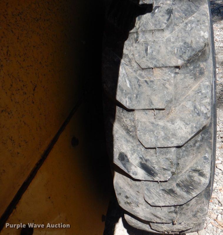 image for item IQ9480 1999 New Holland LX485  skid steer loader