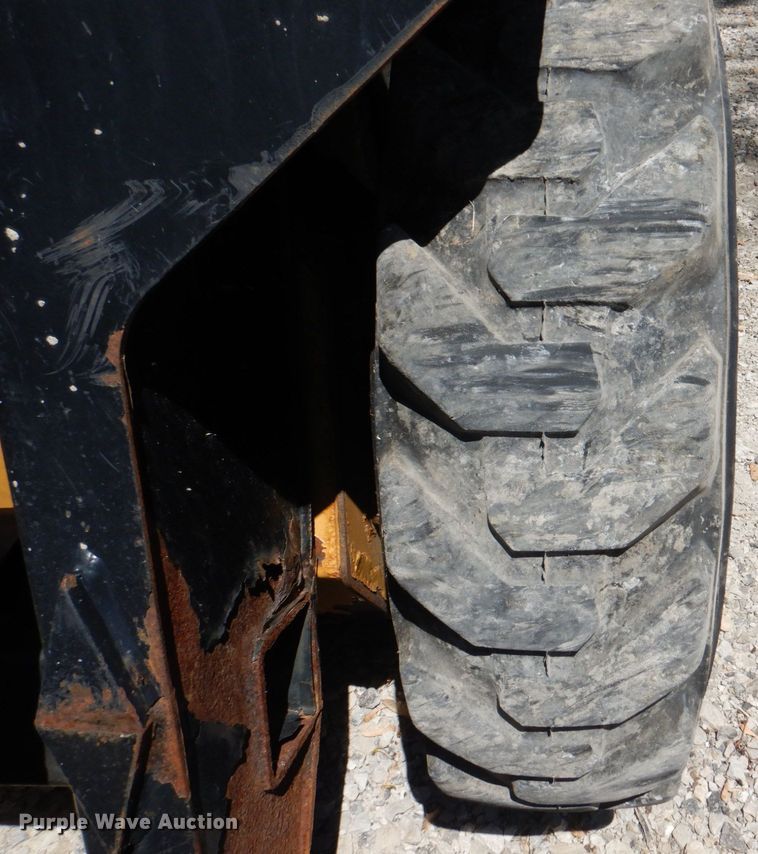 image for item IQ9480 1999 New Holland LX485  skid steer loader