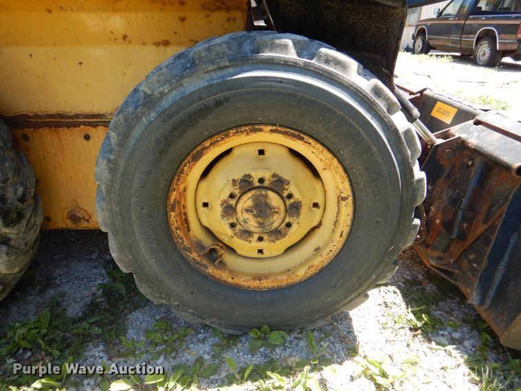 image for item IQ9480 1999 New Holland LX485  skid steer loader