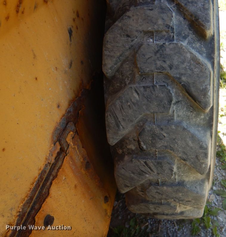 image for item IQ9480 1999 New Holland LX485  skid steer loader