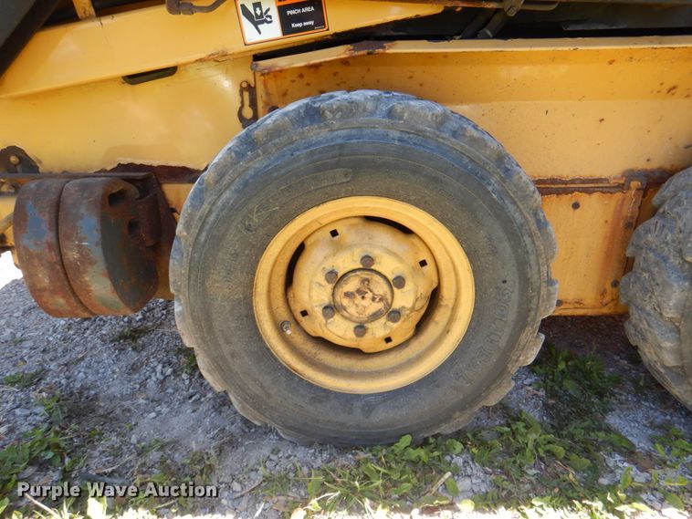 image for item IQ9480 1999 New Holland LX485  skid steer loader