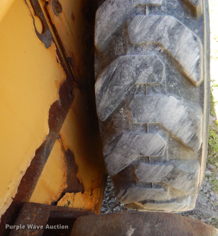 image for item IQ9480 1999 New Holland LX485  skid steer loader