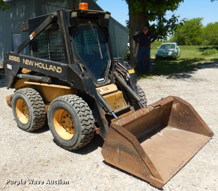 image for item IQ9481 1995 New Holland LX565  skid steer loader