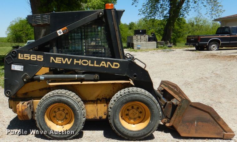 image for item IQ9481 1995 New Holland LX565  skid steer loader