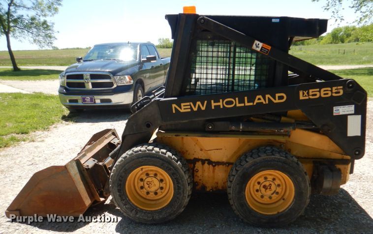 image for item IQ9481 1995 New Holland LX565  skid steer loader