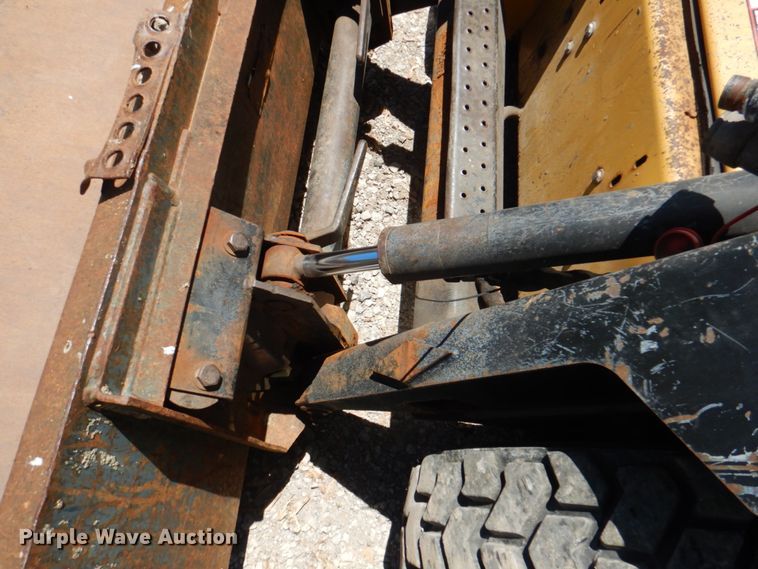 image for item IQ9481 1995 New Holland LX565  skid steer loader