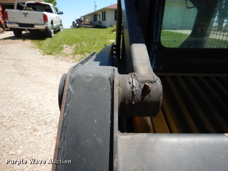 image for item IQ9481 1995 New Holland LX565  skid steer loader