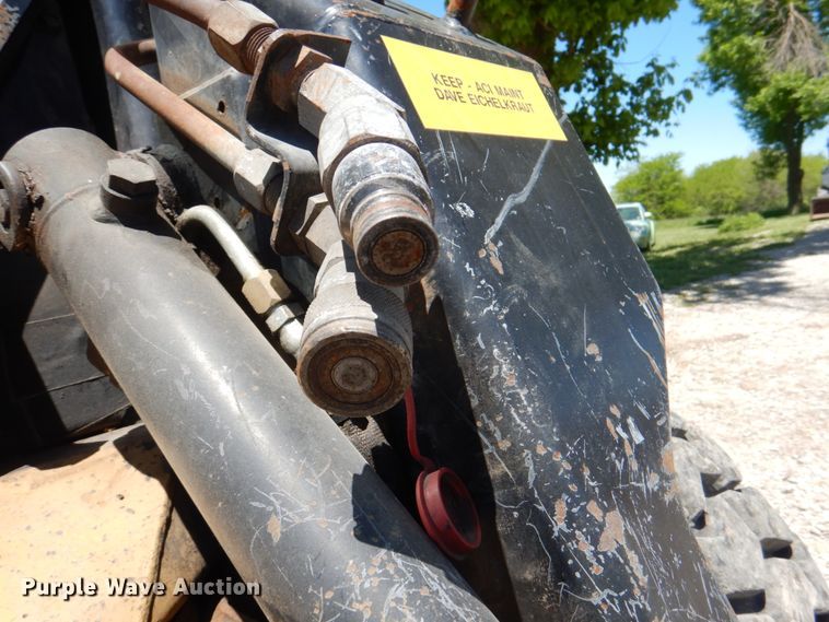 image for item IQ9481 1995 New Holland LX565  skid steer loader