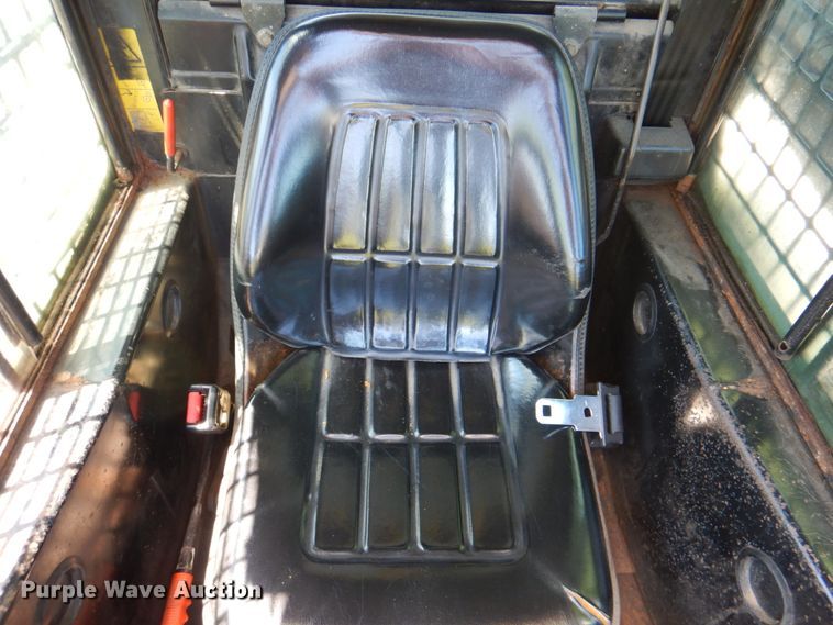 image for item IQ9481 1995 New Holland LX565  skid steer loader