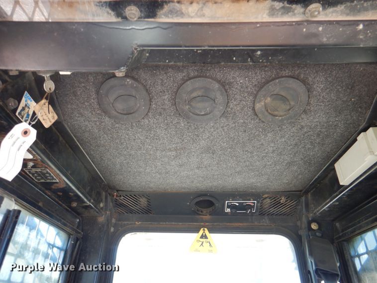 image for item IQ9481 1995 New Holland LX565  skid steer loader